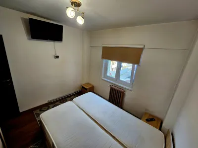 dormitor cu pat si tv apartament vanzare cumparare Alba Iulia Alba